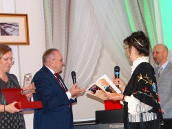 Lipno, 22 IV 2022, gratulacje dla Autorki Krysi Chojnickiej, która powierzyła do wydania Verbum 9 swój tomik.